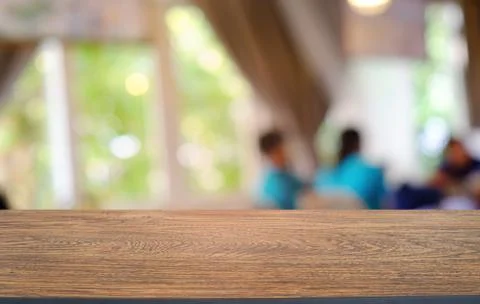 Empty dark wooden table in front of abstract blurred bokeh background of rest Foto stock