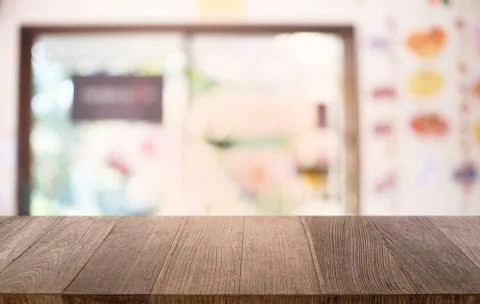 Empty dark wooden table in front of abstract blurred bokeh background of rest Foto stock
