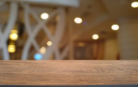 Empty dark wooden table in front of abstract blurred bokeh background of rest Foto stock