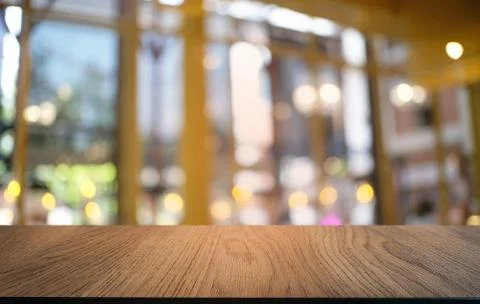 Empty dark wooden table in front of abstract blurred bokeh background of rest Foto stock