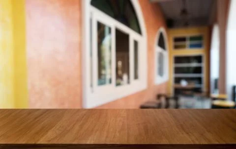 Empty dark wooden table in front of abstract blurred bokeh background of rest Foto stock
