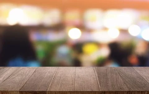 Empty dark wooden table in front of abstract blurred bokeh background of rest Foto stock