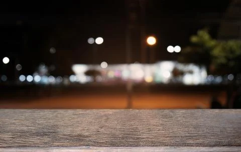 Empty dark wooden table in front of abstract blurred bokeh background of rest Foto stock