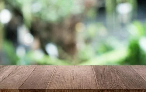 Empty dark wooden table in front of abstract blurred bokeh background of rest Foto stock