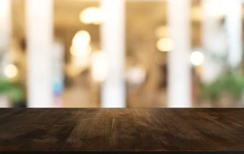 Empty dark wooden table in front of abstract blurred bokeh background of rest Foto stock
