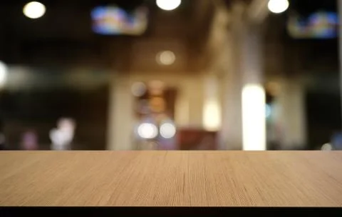 Empty dark wooden table in front of abstract blurred bokeh background of rest Foto stock