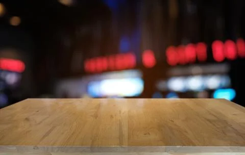 Empty dark wooden table in front of abstract blurred bokeh background of rest Foto stock