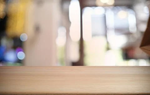 Empty dark wooden table in front of abstract blurred bokeh background of rest Foto stock