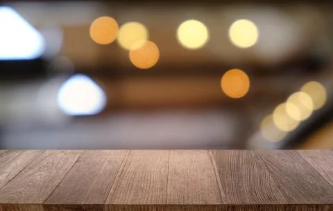 Empty dark wooden table in front of abstract blurred bokeh background of rest Foto stock