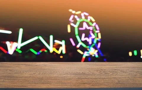 Empty dark wooden table in front of abstract blurred bokeh background of rest Foto stock