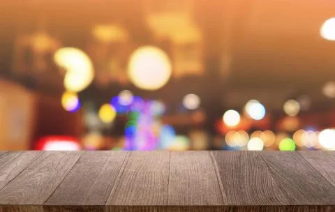 Empty dark wooden table in front of abstract blurred bokeh background of rest Foto stock