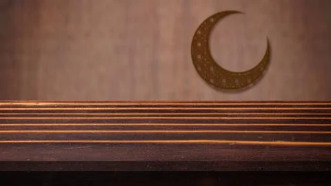 An empty dark wooden table surface with textured lines, set against a blurr.. 库存照片