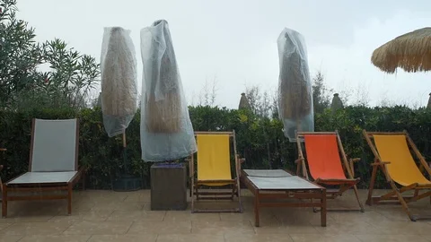 Empty Deck Chairs in Rainy Day on Tropical Resort Vídeos de archivo 120901491