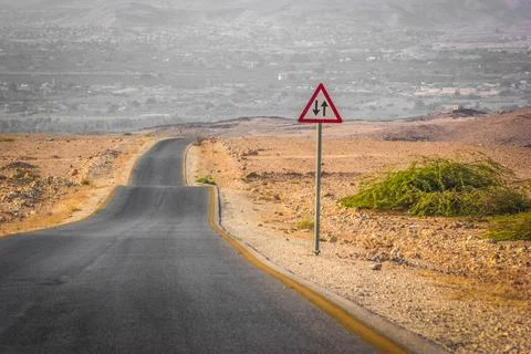 Empty desert road with two way traffic sign Foto stock