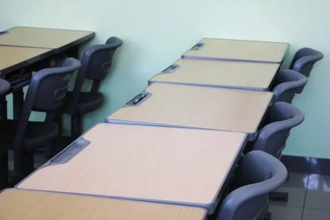 Empty desks in the classroom. Quarantine. The class is empty. Foto stock