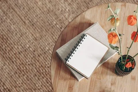 Empty diary, notepad mockup and book on wooden table. Cape gooseberry, dry Stock-Fotos