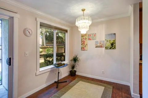 Empty dining area with light walls and hardwood floor. Foto stock