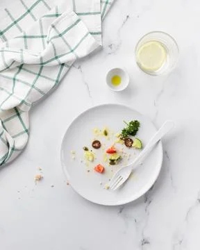 Empty dirty white plate with Vegetable Salad Foto stock