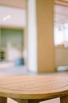 Empty display table with a clean, modern design, ready for showcasing produ.. Foto stock