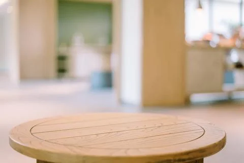 Empty display table with a clean, modern design, ready for showcasing produ.. Foto stock