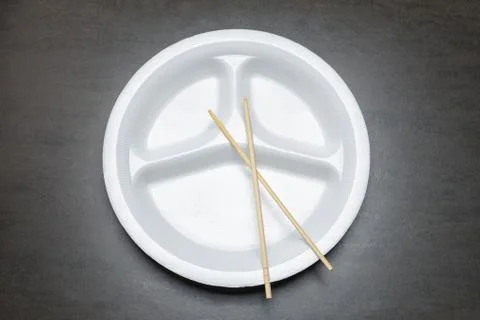 Empty disposable plastic plate on black table. Foto stock