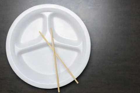 Empty disposable plastic plate on black table. Stock-Fotos