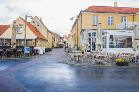 Empty Dragor town center in spring in the morning without people. Small fis.. Foto stock