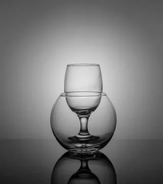Empty drink glasses placed one after another on dark background with back lig Foto stock