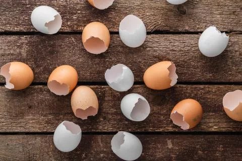 Empty egg shells on wooden background, top view Stock Photos