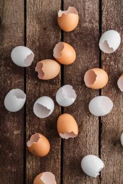 Empty egg shells on wooden background, top view Stock Photos