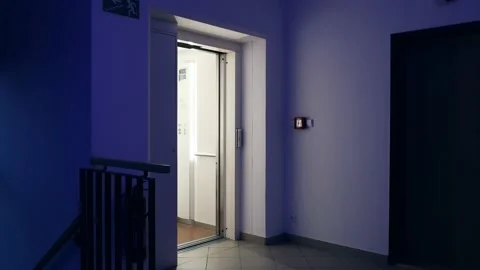 Empty elevator is arriving and doors open and closed to dark hallway Stockbeeldmateriaal 151956376