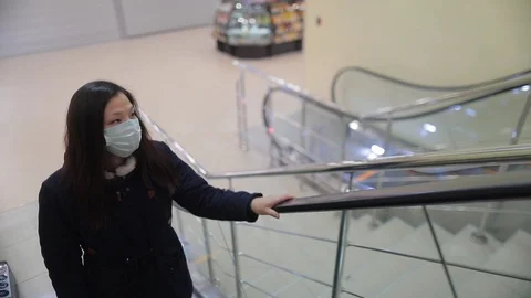 In an empty elevator Stockbeeldmateriaal 124272533