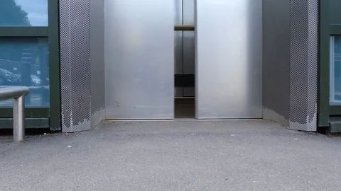 Empty elevator on the railway station. Vídeos de archivo 113231036