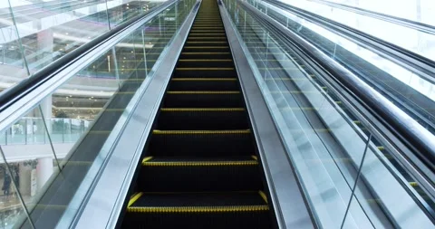 The empty elevator is working upwards Stockbeeldmateriaal 137907386