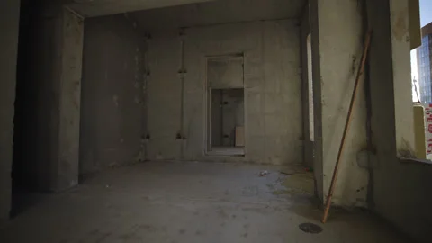 Empty enclosures with concrete walls in incomplete building Vídeos de archivo 330991801