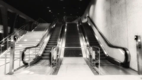 Empty escalator in black and white Foto stock