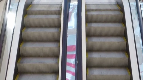 Empty escalator keep rolling, real time. 스톡 동영상 72556297