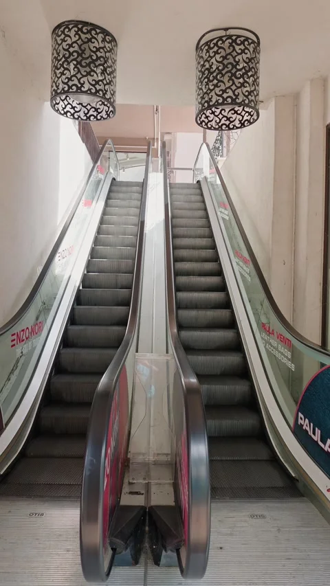 Empty escalators leading up and down in shopping mall building in Burgas Vídeos de archivo 346111225