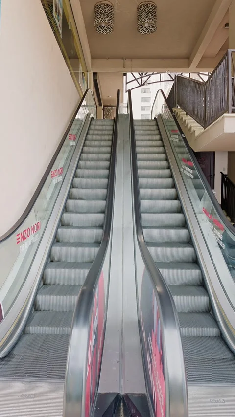Empty escalators leading up and down in shopping mall building in Burgas Vídeos de archivo 346111346