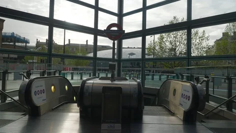 Empty escalators in Saint Pancras international station during covid Video stock 129309302