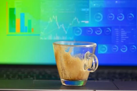 Empty espresso cup on laptop with break message on screen 库存照片