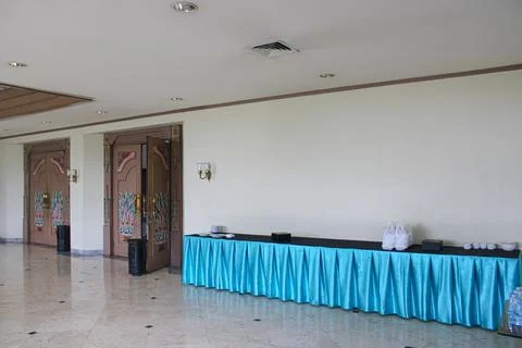 Empty Event Buffet Table with Blue Skirt in Hotel Fotos de archivo