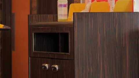 Empty fast food tray into the garbage. Видео 71621417