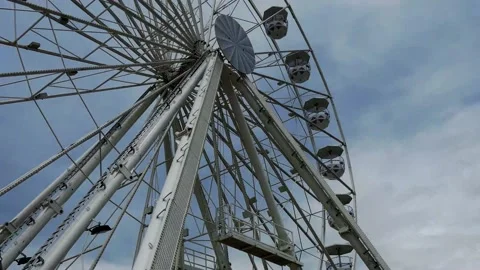 An empty ferris wheel awaits the opening of the carnival and the expected riders Vídeo Stock 156824478