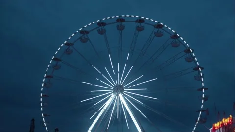 Empty ferris wheel in the evening cloudy cold weather Video stock 226948673