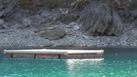 Empty floating pontoon dock on a mountain lake 스톡 동영상 307381981