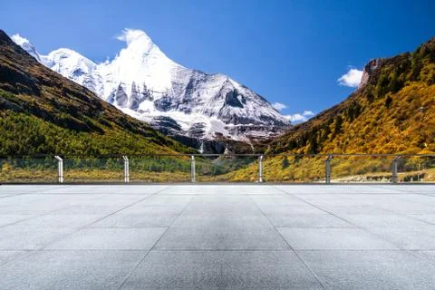 Empty  floor with snow mountains on background Fotos de archivo