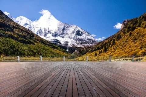Empty  floor with snow mountains on background Fotos de archivo