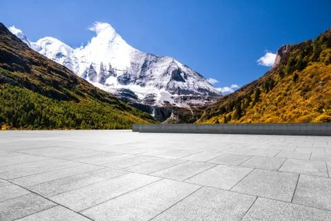 Empty  floor with snow mountains on background Fotos de archivo