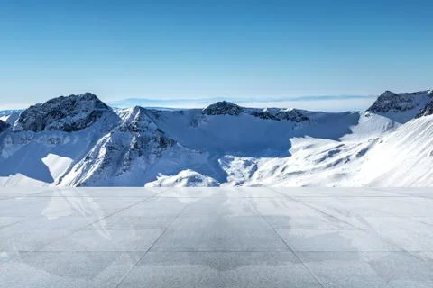 Empty  floor with snow mountains on background Fotos de archivo
